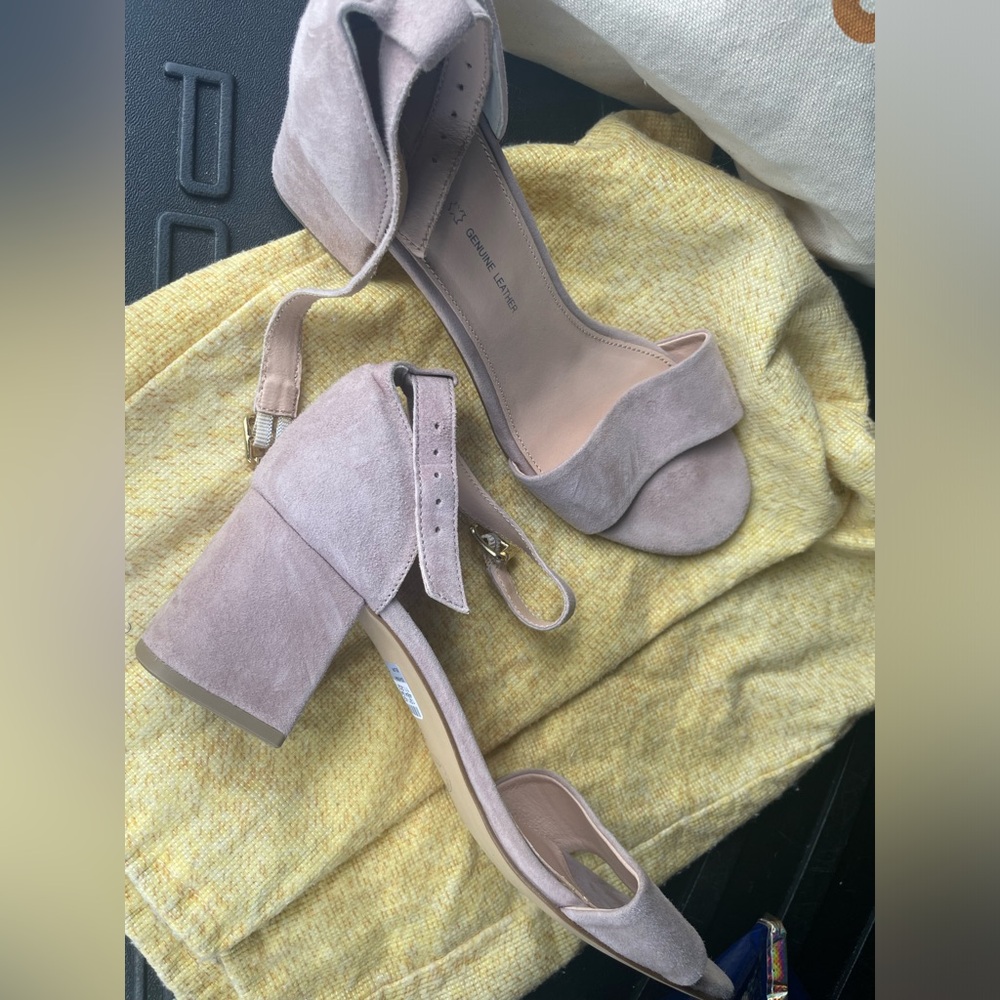 Beautiful soft blush colored heels!! Suede!